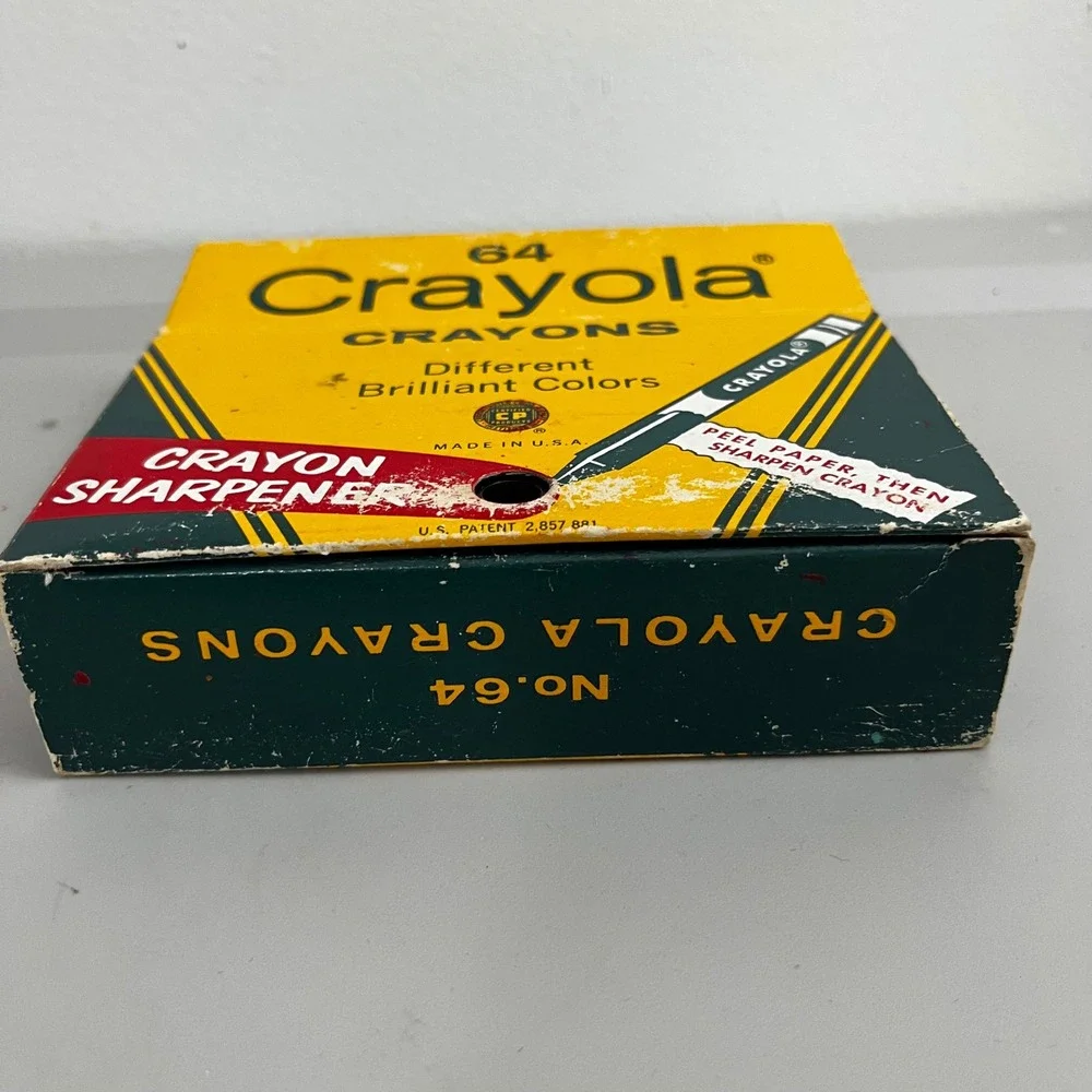 VTG Crayola 64 Crayons Binney & Smith Brilliant Colors Built In‎ Sharpener FLAWS